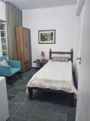 Quarto privativo com banheiro compartilhado